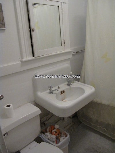 Fenway/kenmore Great Studio 1 bath available 9/1 on Park Dr in Boston! Boston - $1,995 No Fee