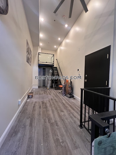 Allston Newly Renovated 1 bed 1 bath available NOW on Commonwealth Ave in Boston!  Boston - $3,200