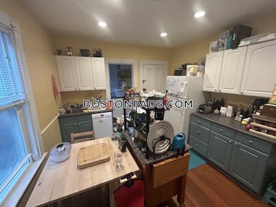 Somerville 2 Bed, 1 Bath Unit  West Somerville/ Teele Square - $3,100 No Fee