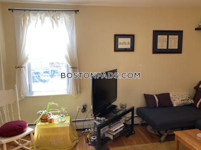 Somerville Nice 2 Bed 1 Bath available 9/1 on Somerville St. in Somerville! Porter Square - $3,500