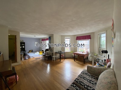 Brookline 2 Beds 1 Bath  Beaconsfield - $3,375 No Fee